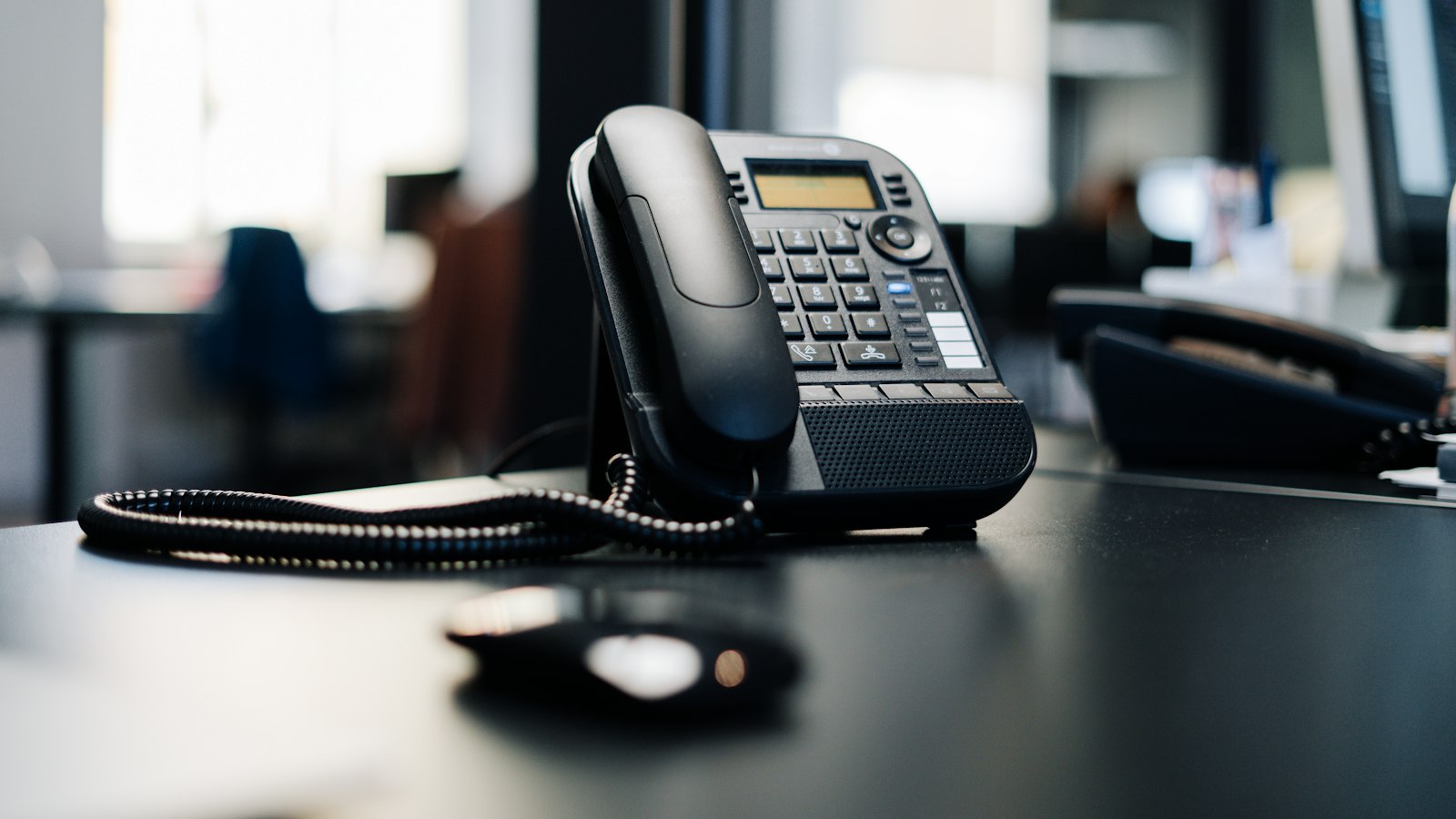 Telefon biurkowy IP na biurku w biurze