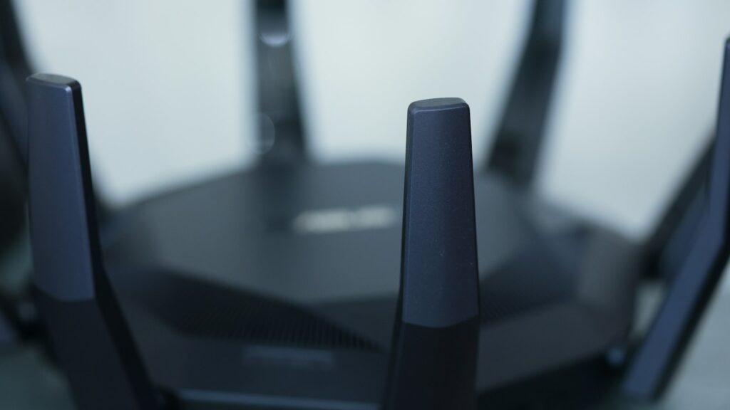 Router Wi-Fi z antenami w zbliżeniu