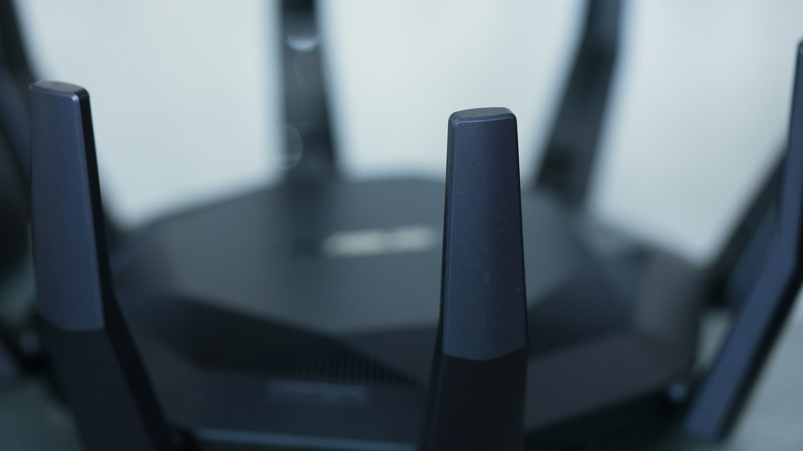 Router Wi-Fi z antenami w zbliżeniu