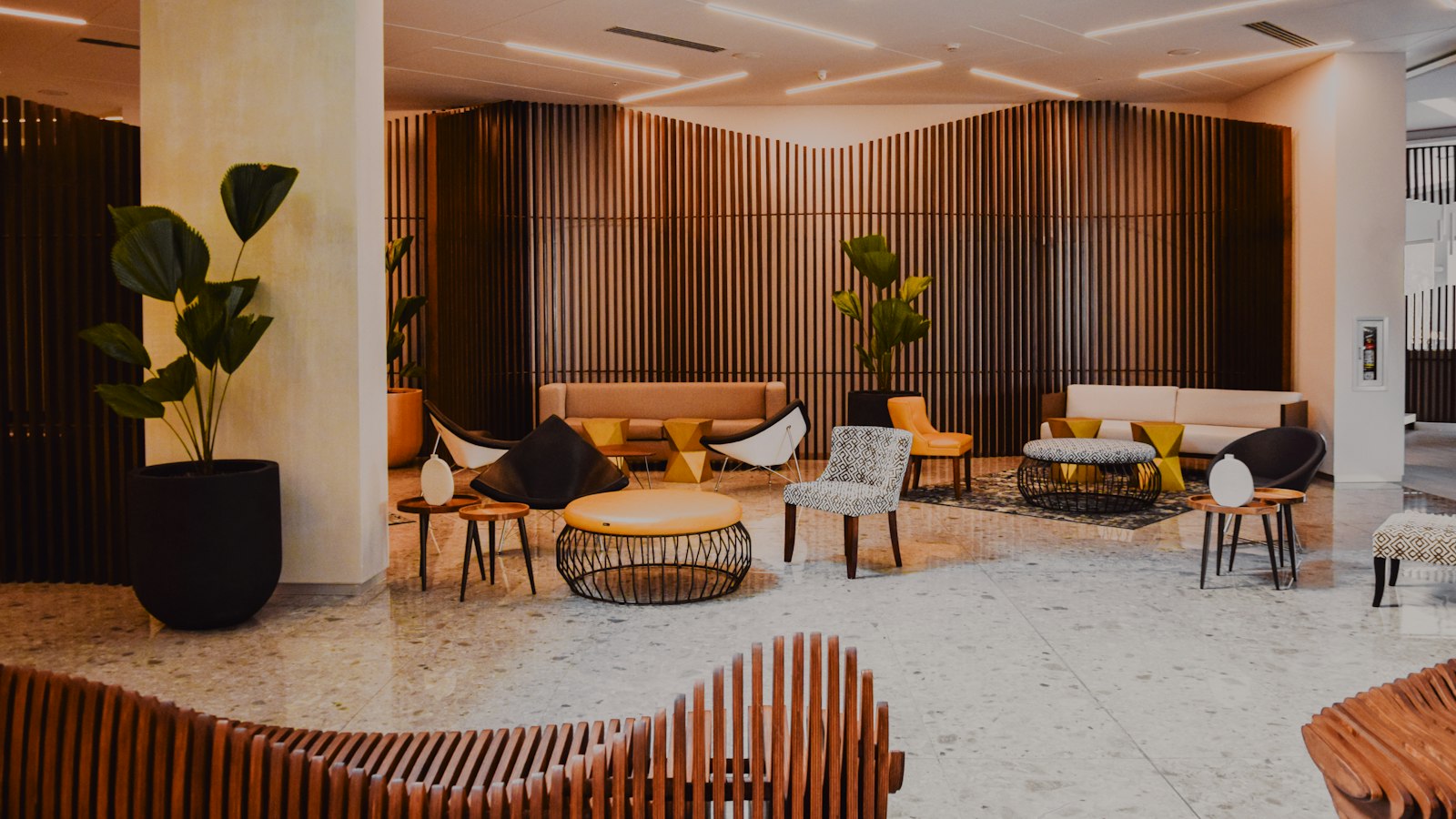 Lobby hotelu z fotelami i drewnianą okładziną ścian