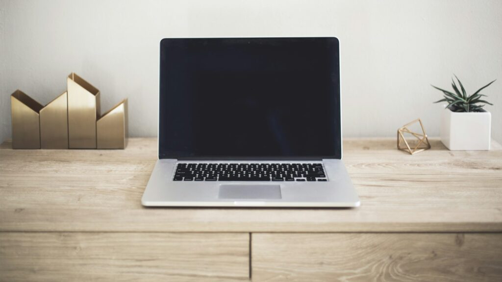 Laptop na drewnianym biurku w domowym biurze